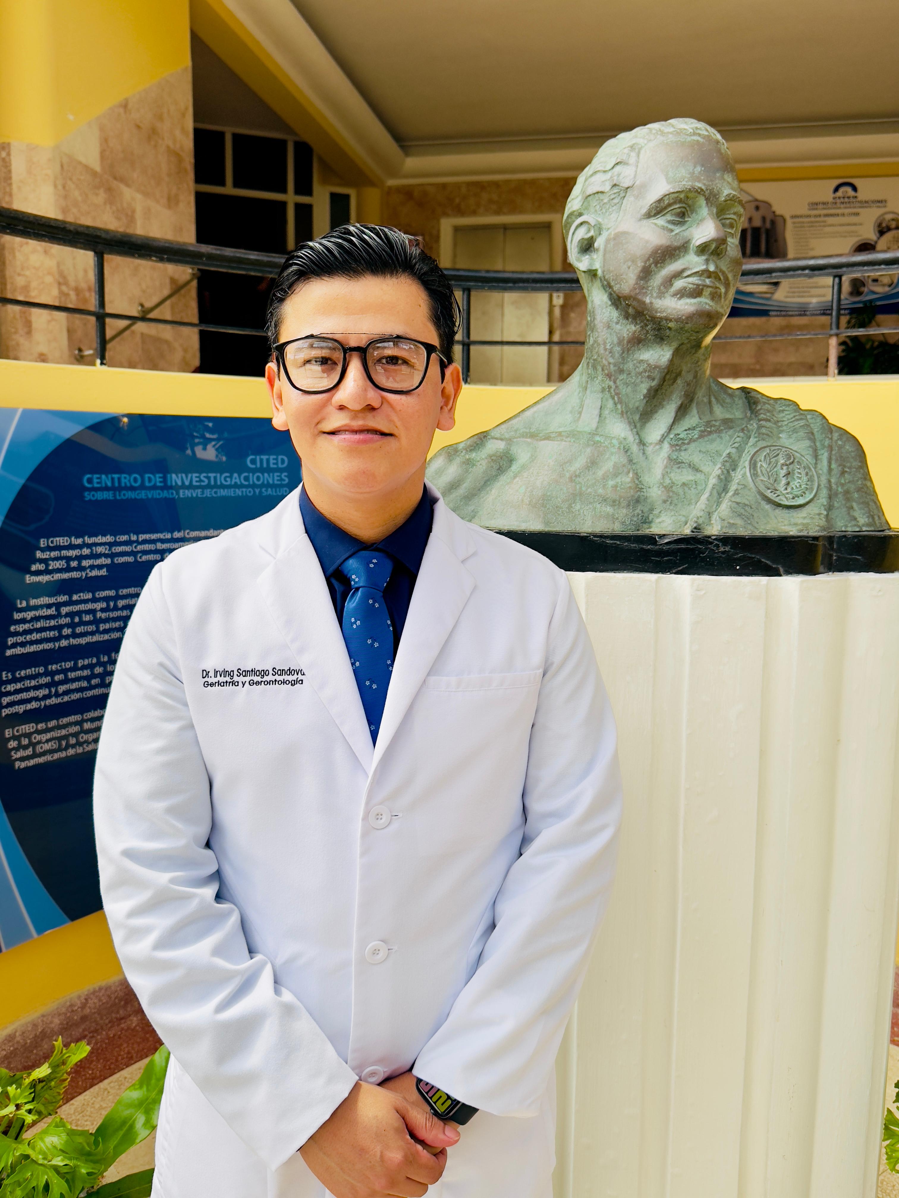 Dr. Irving Santiago Sandoval - Especialista en Geriatría